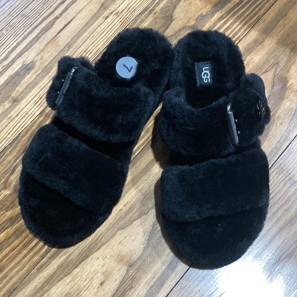 NWOT Ugg buckle slipper